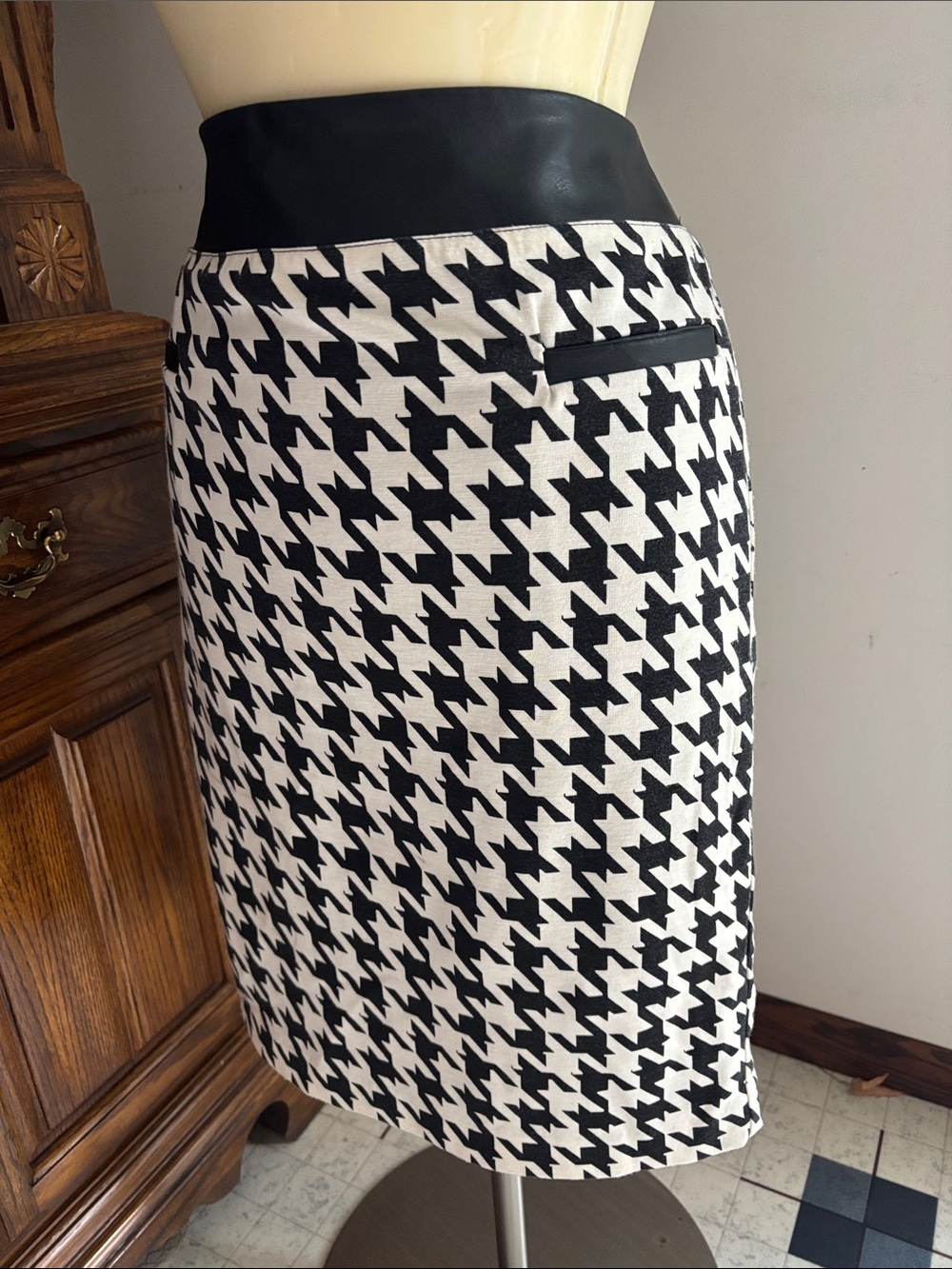 Fenn Wright Manson Black & White Houndstooth Pencil Midi Skirt